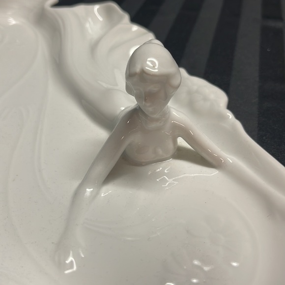 Gerold-Serie Antik Weiss White Porcelain Mermaid Tray, 14 inches wide - Picture 5 of 8